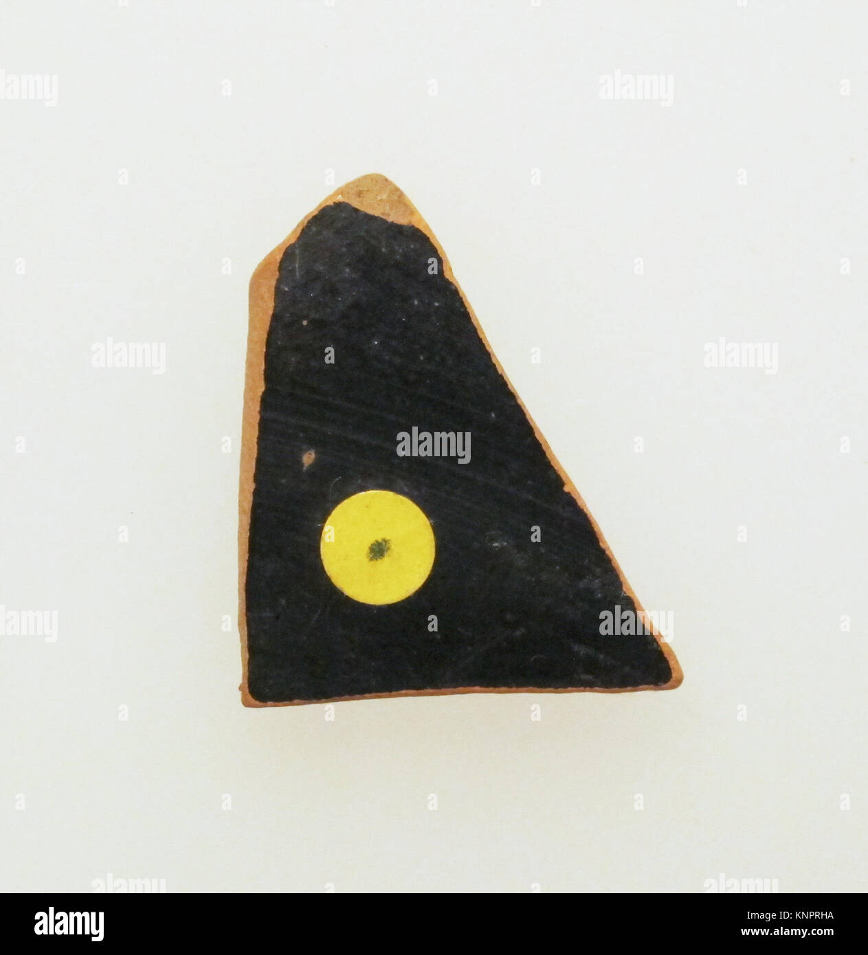 'Fragment arrière d'un ancien kylix grec en terre cuite, un type de tasse à boire, tenue au Metropolitan Museum of Art. La pièce montre une décoration partielle et des caractéristiques céramiques typiques de la poterie classique. » Banque D'Images