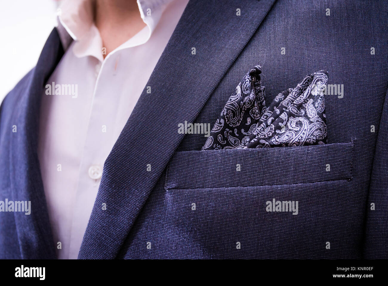 Costume homme portant un mouchoir Closeup Texture Paisley Poche de mode  professionnel Tuxedo Veste Blazer poitrine Photo Stock - Alamy
