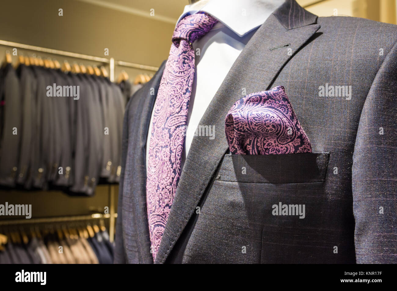 Fonction d'affaires mouchoir Boutique Mannequin professionnel luxe cravate  Paisley Violet Robe Gros plan texture Photo Stock - Alamy