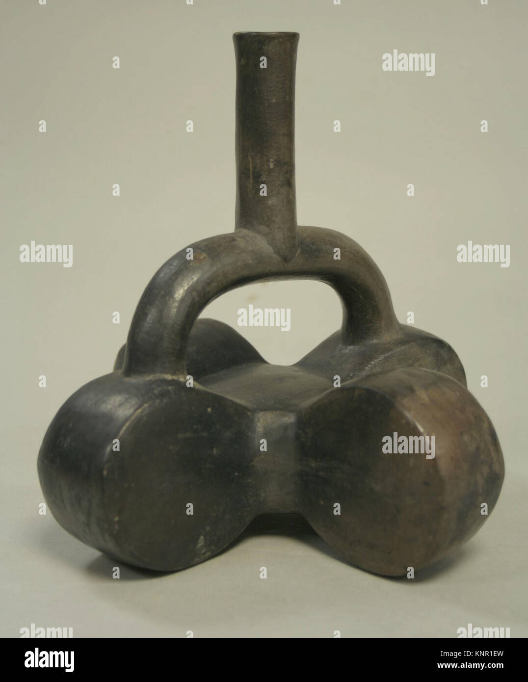 Ce pot en céramique est doté d'un bec à étrier compartimenté, mettant l'accent sur les doubles ouvertures et l'utilisation fonctionnelle du récipient. Banque D'Images Ce pot en céramique est doté d'un bec à étrier compartimenté, mettant l'accent sur les doubles ouvertures et l'utilisation fonctionnelle du récipient. Banque D'Images