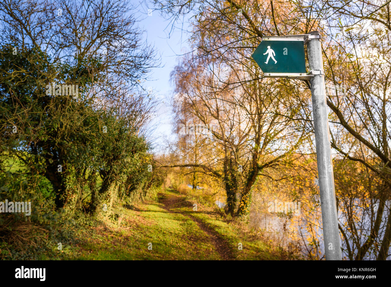 Sentier Public signer le long de la rivière Weaver, Cheshire dans la campagne en automne. Banque D'Images