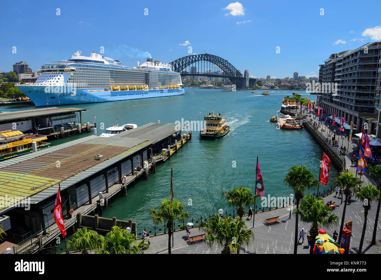 Portrait de terminal de ferry sur Circular Quay, avec bateau de croisière amarré au terminal passagers d'outre-mer - Sydney, New South Wales, Australia Banque D'Images