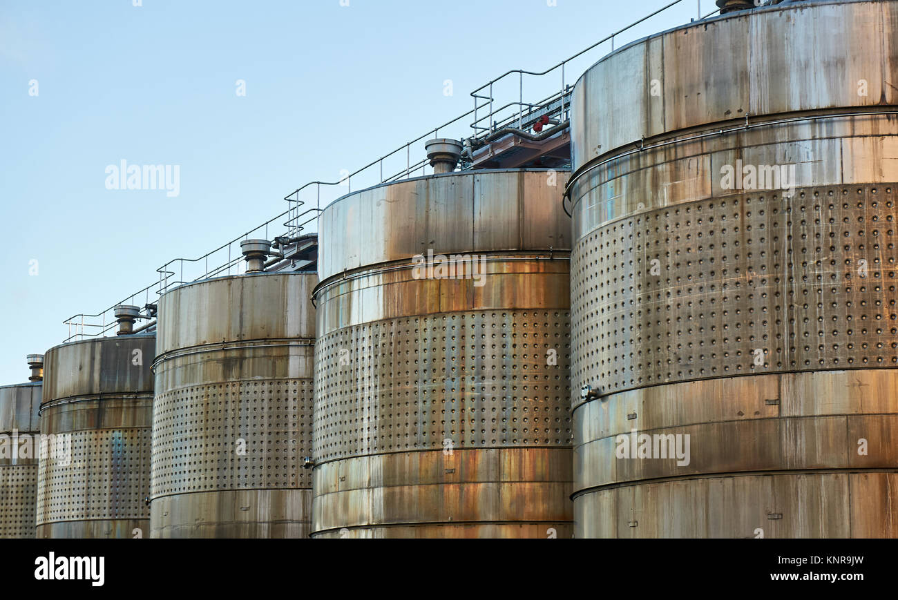 Glasgow, Royaume-Uni - 30 novembre 2017 - réservoirs de stockage à Strathclyde distillerie de whisky de la région de Glasgow. Whisky écossais est exporté dans le monde entier. Banque D'Images