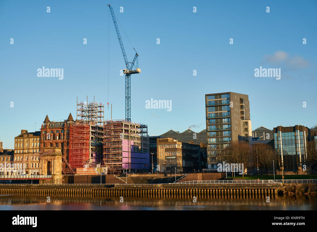 Glasgow, UK, 30 novembre 2017, la construction de nouveaux logements étudiants dans le centre-ville de Glasgow, directement sur la rivière Clyde. Banque D'Images