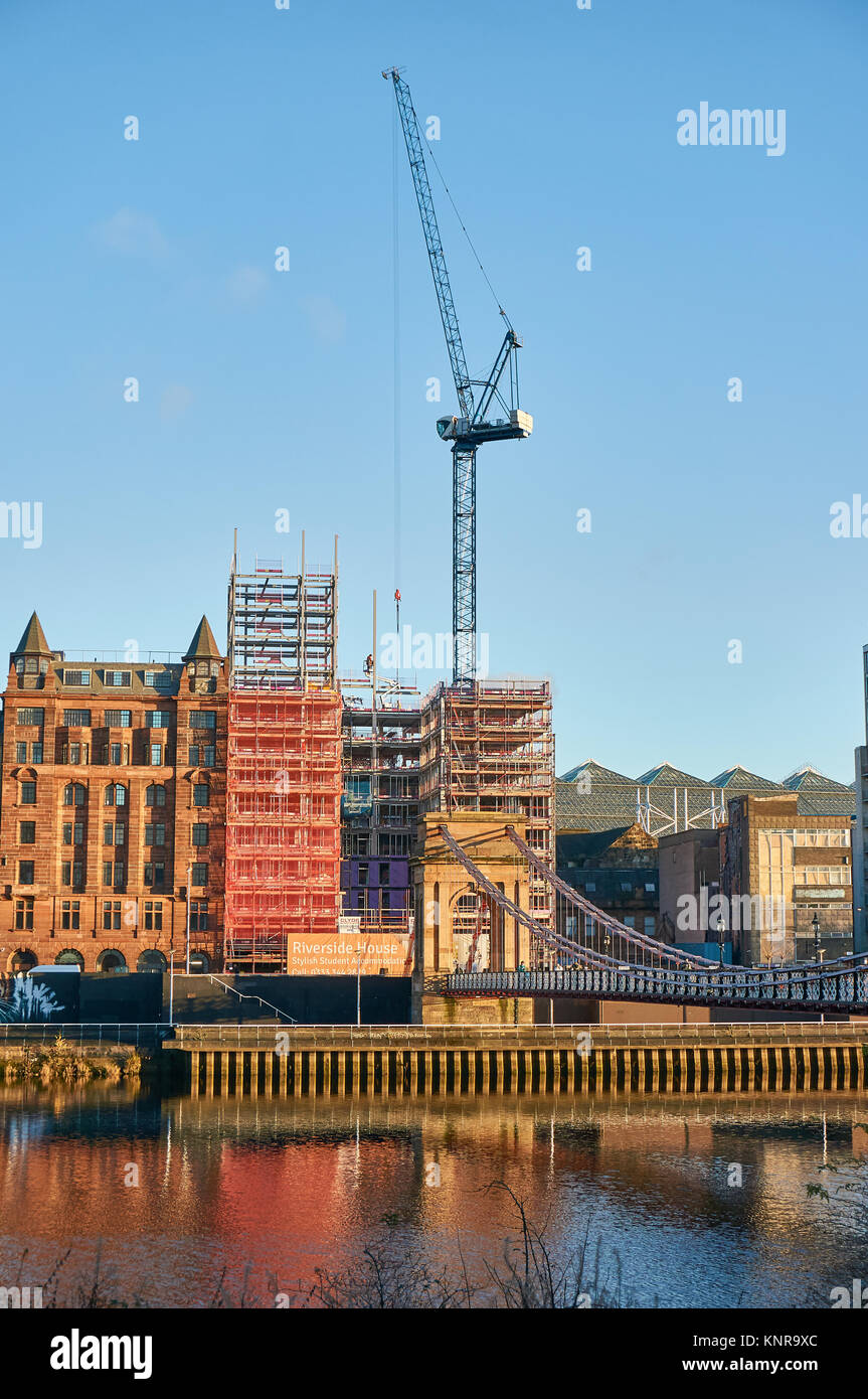 Glasgow, UK, 30 novembre 2017, la construction de nouveaux logements étudiants dans le centre-ville de Glasgow, directement sur la rivière Clyde. Banque D'Images