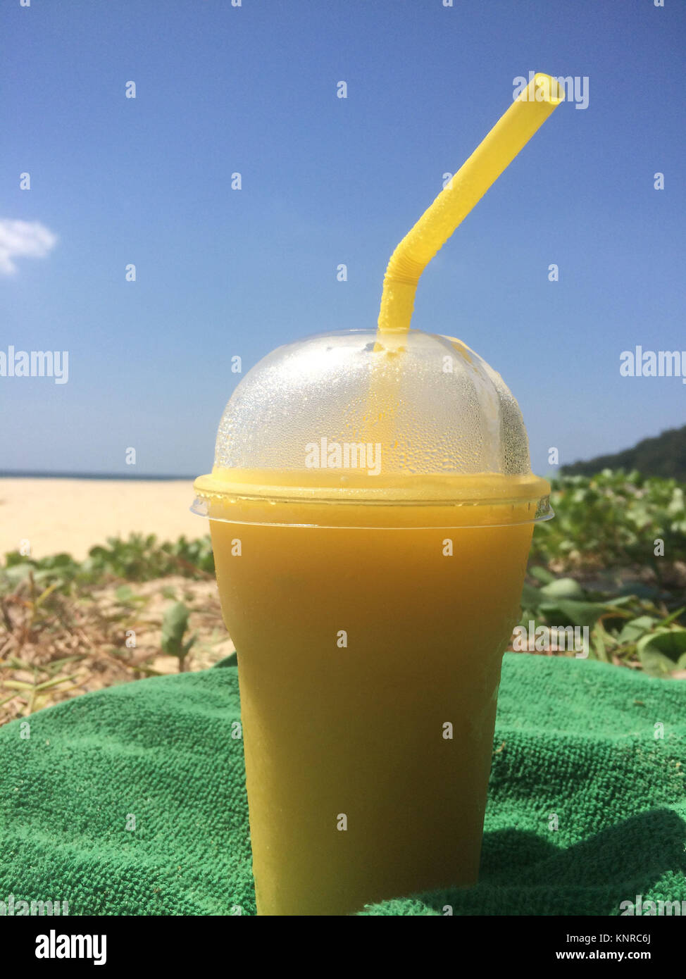 Verre De Cocktail Avec Une Paille Debout Sur La Plage Sur