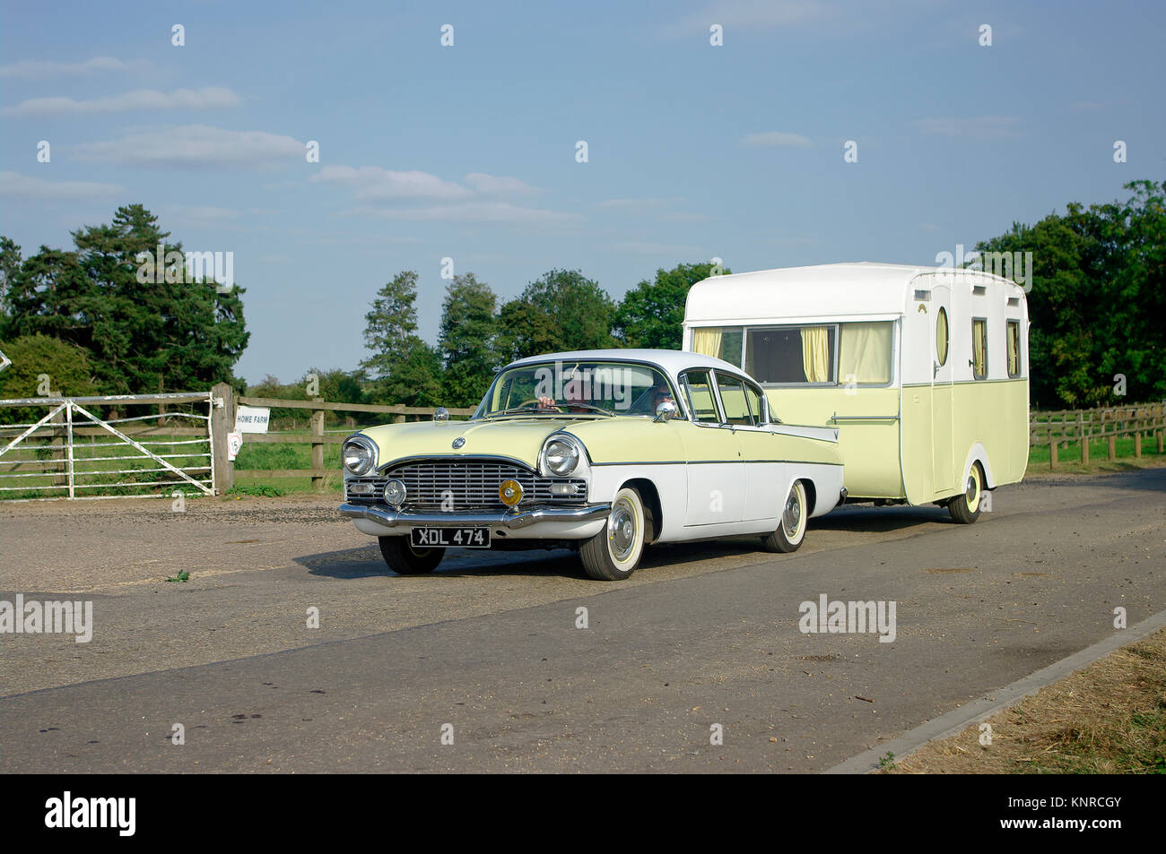1962 Vauxhall Cresta motor car avec caravane Banque D'Images