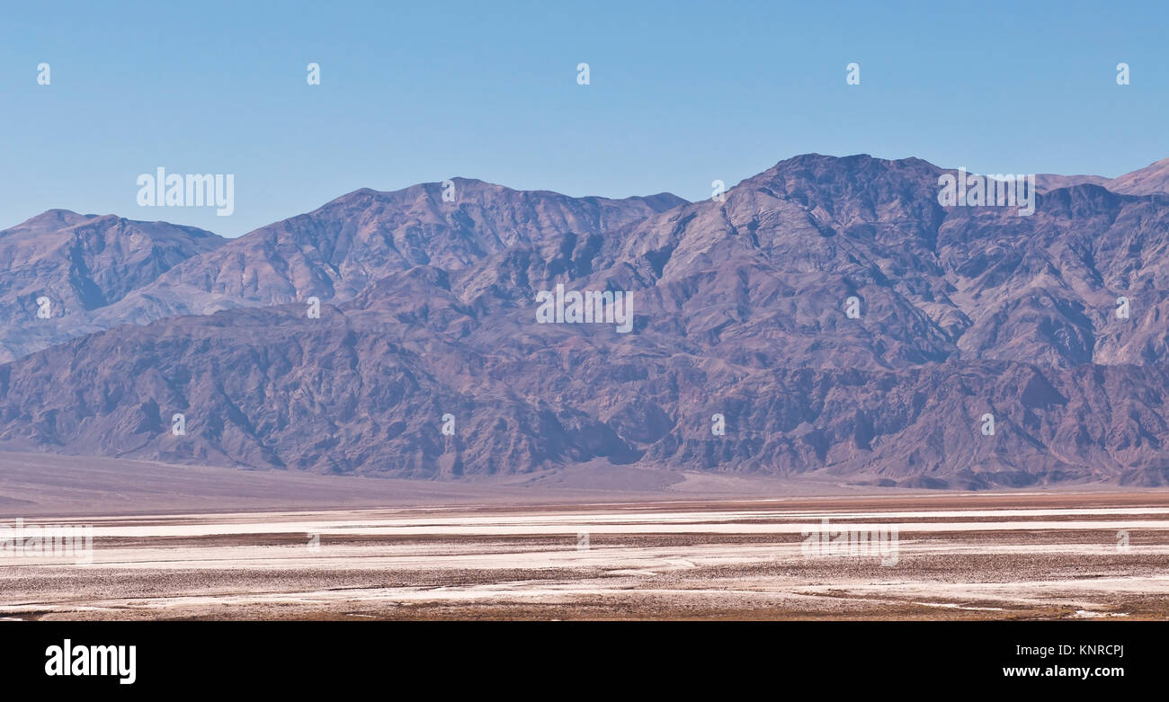 Une chaîne de montagnes lointaines par rapport à Salt Flats, dans la vallée de la mort situé dans le sud de la Californie Banque D'Images