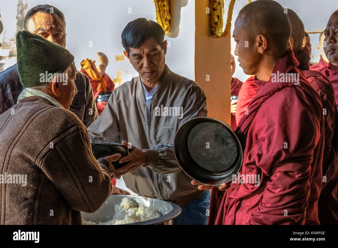 Pour l'alimentation en attente moines Myin Ka Bar, Bagan, Myanmar, en Asie Banque D'Images