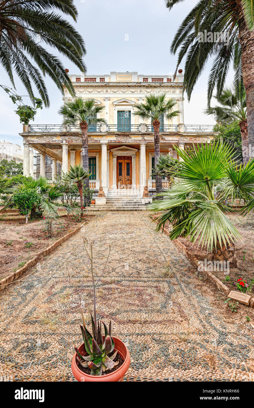 Maisons traditionnelles dans la ville de l'île de Spetses, Grèce Banque D'Images