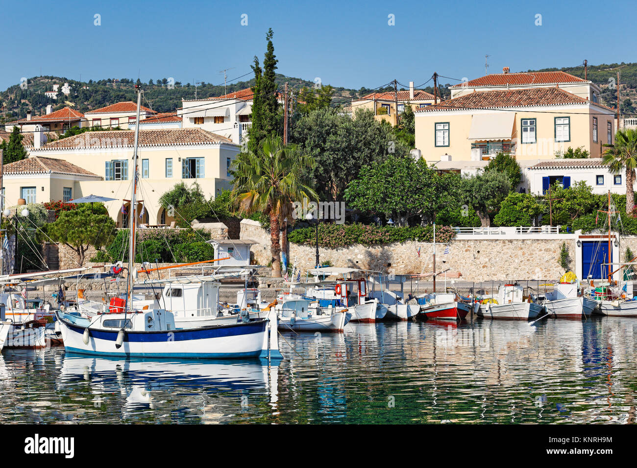 Bateaux dans le vieux port de l'île de Spetses, Grèce Banque D'Images