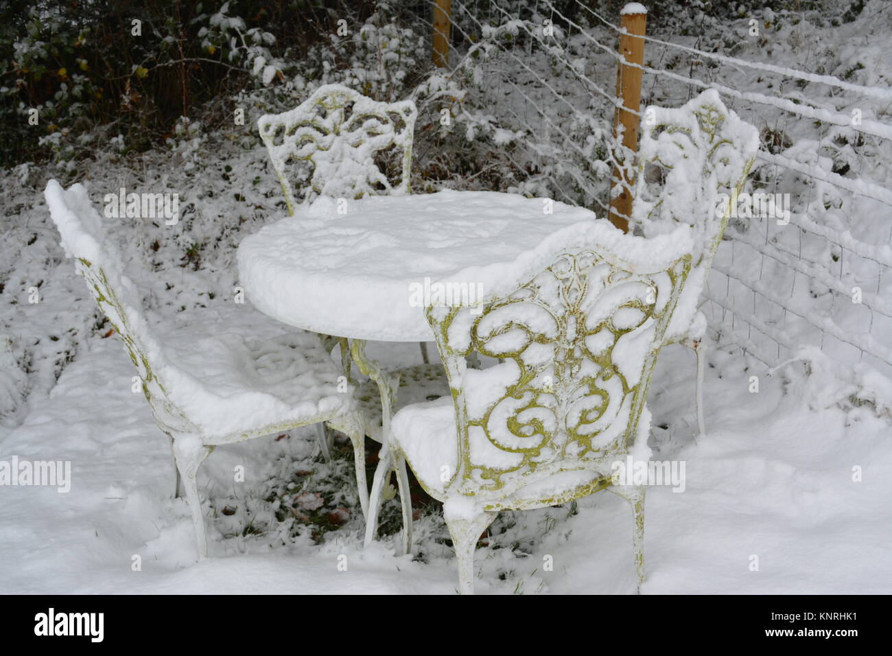 Table de jardin en aluminium avec quatre chaises couvertes de neige avec clôture stock après une très lourde tempête de l'herefordshire angleterre doward sud UK Banque D'Images
