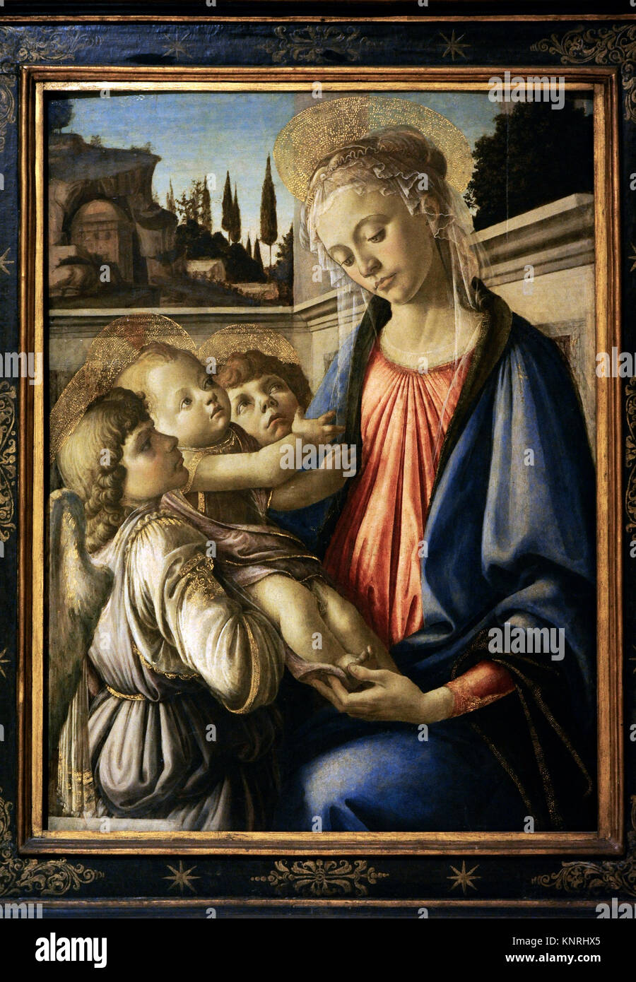 Sandro Botticelli (1445-1510). Peintre italien. Vierge à l'enfant et deux anges,1468-1469. Collection Farnèse. Musée national de Capodimonte. Naples, Italie. Banque D'Images