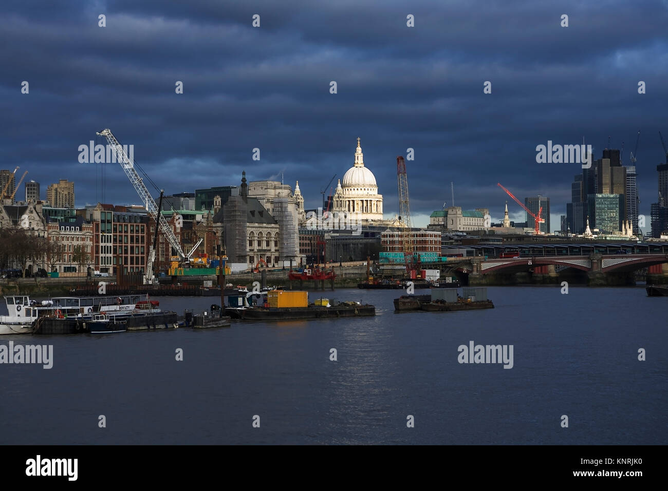 Journée à Londres, cathédrale St Pauls et Tamise. Ville de Londres. Météo Royaume-Uni. Londres architecture Londres. Nuages sur le paysage urbain de londres. Banque D'Images