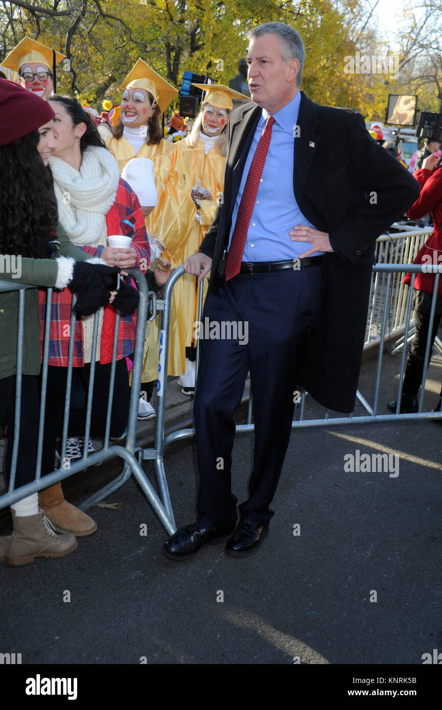 NEW YORK, NY - 26 novembre : Bill De Blasio assiste à la 89e assemblée annuelle de Macy's Thanksgiving Day Parade le 26 novembre 2015 à New York. Personnes : Bill De Blasio Banque D'Images