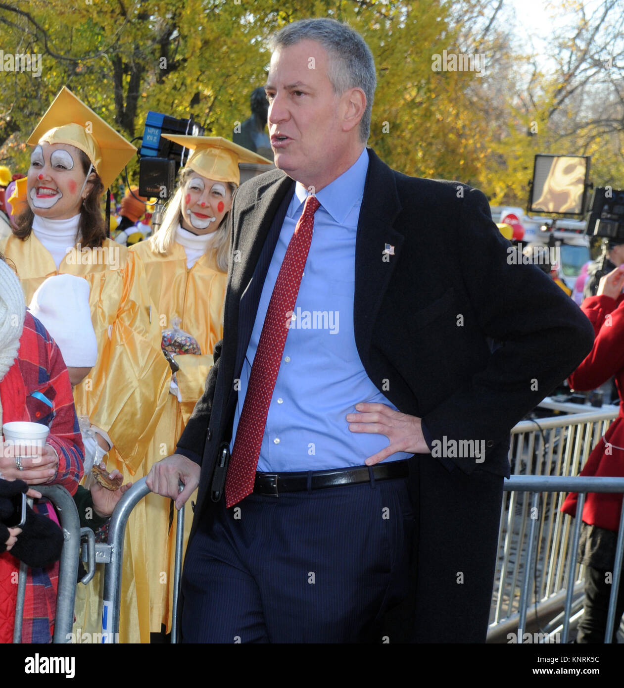 NEW YORK, NY - 26 novembre : Bill De Blasio assiste à la 89e assemblée annuelle de Macy's Thanksgiving Day Parade le 26 novembre 2015 à New York. Personnes : Bill De Blasio Banque D'Images