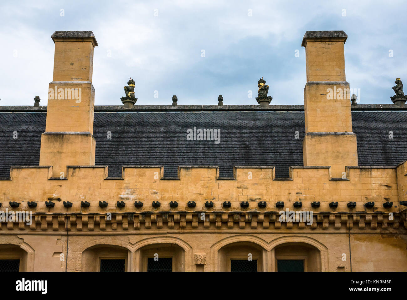 Vue rapprochée sur le toit de la Great Hall du château de Stirling lavée à la chaux jaune, Stirling, Écosse, Royaume-Uni, avec des lions couronnés sur le toit Banque D'Images