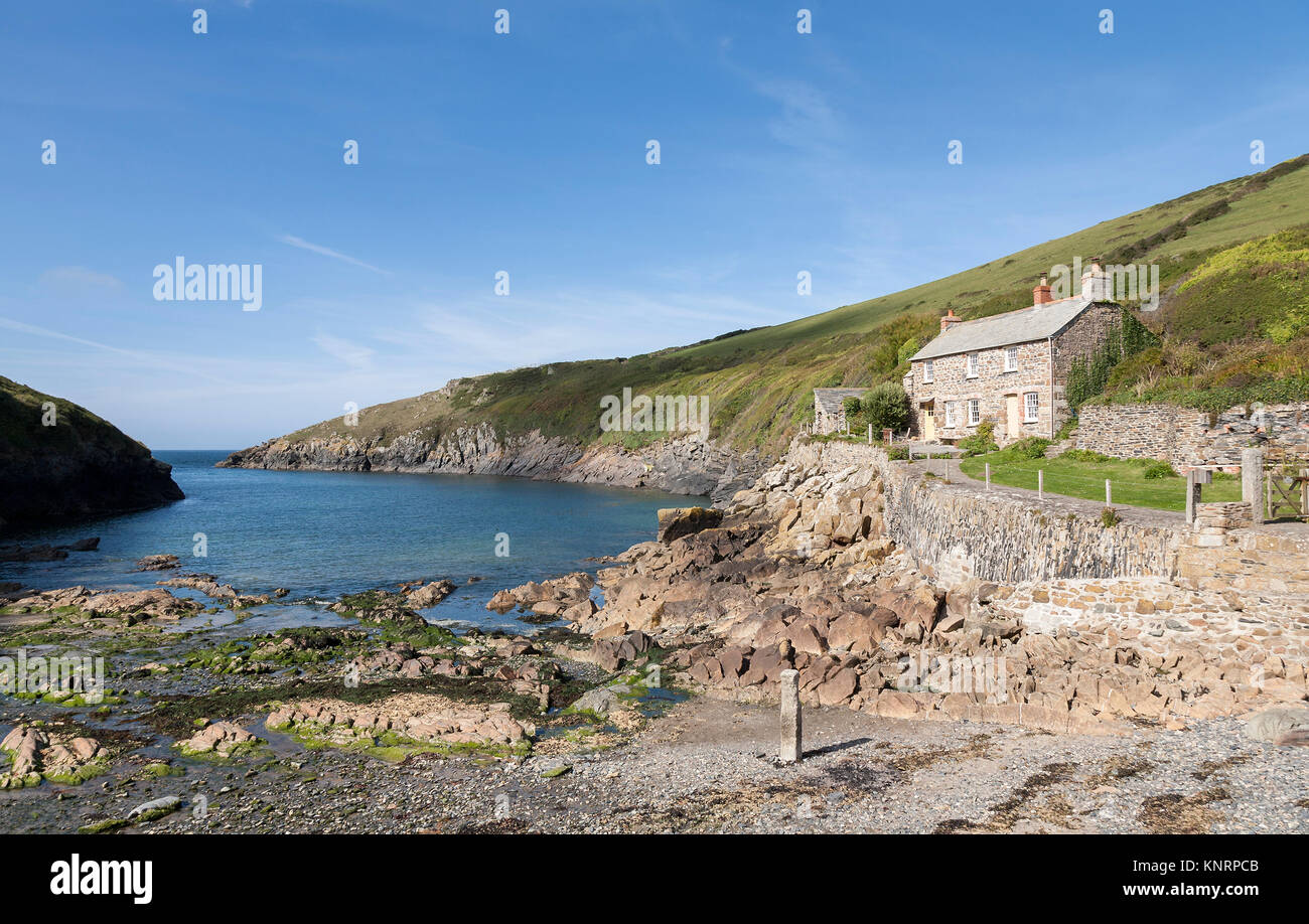 Un cadre idyllique maison en pierres située dans une belle crique de Cornouailles en Angleterre, Royaume-Uni. Banque D'Images