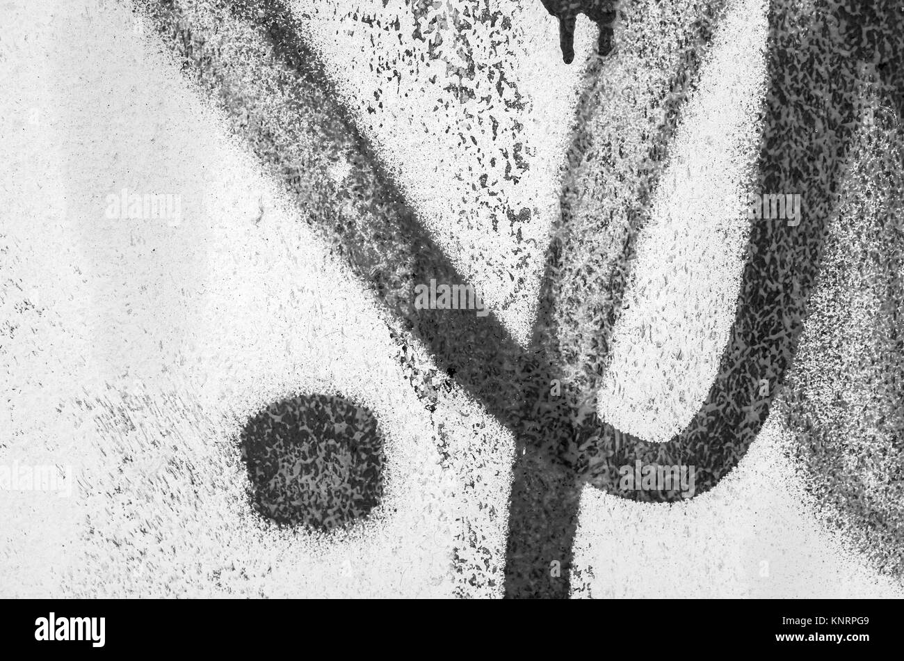 Abstract black graffiti urbain plus ancien fragment de mur de béton blanc Banque D'Images