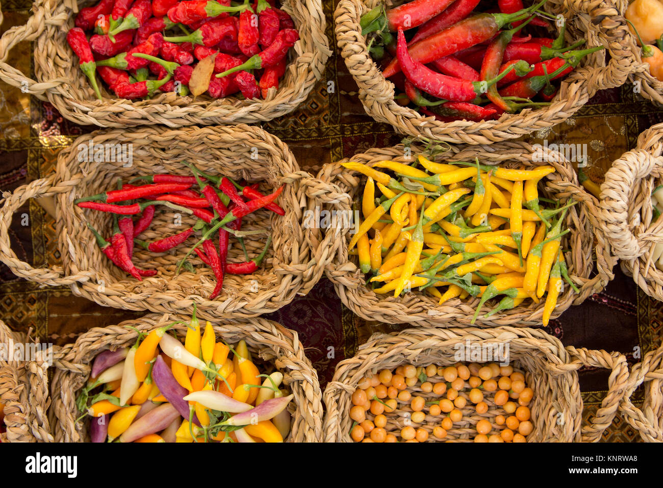 Piments colorés au marché de rue en Italie. Banque D'Images