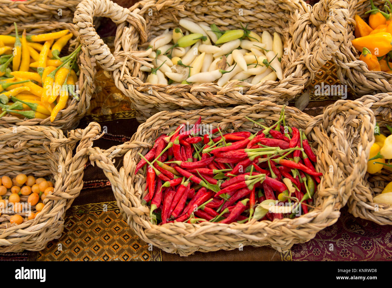 Piments colorés au marché de rue en Italie. Banque D'Images