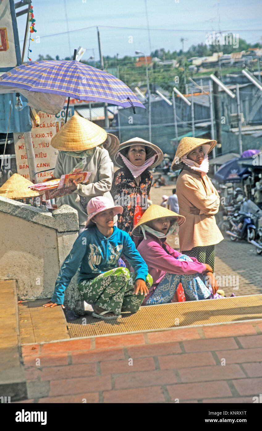 Chao Vietnam Doc Femme portant chapeaux coniques en Asie Banque D'Images