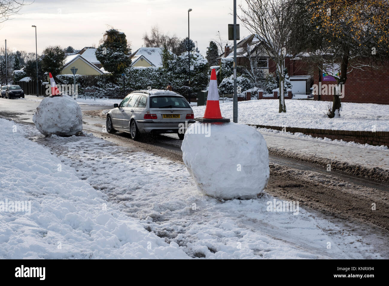Les farceurs créez d'énormes boules de neige et les rouler dans de route étroite causant encore plus de problèmes de trafic indésirable Banque D'Images