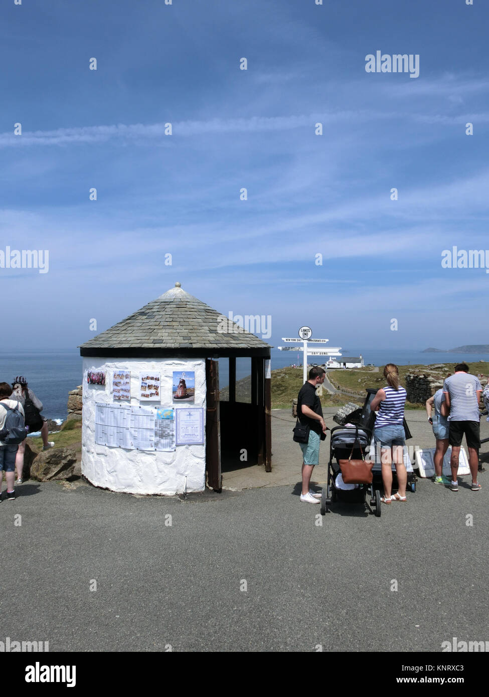 Les touristes à Land's End, Péninsule de Penwith, Cornwall, England, UK Banque D'Images