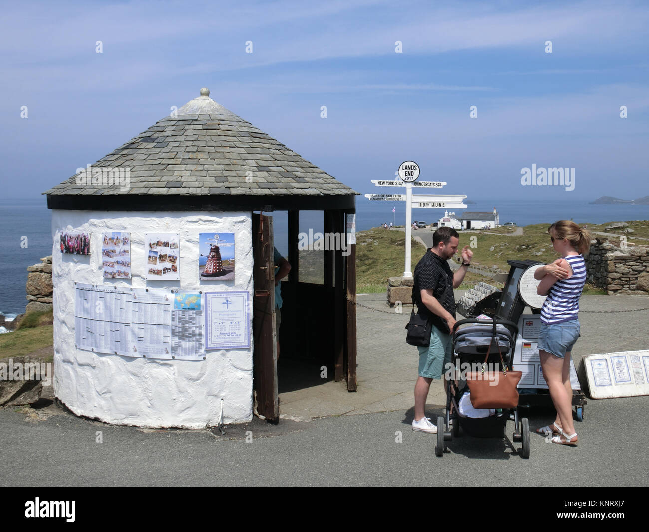 Les touristes à Land's End, Péninsule de Penwith, Cornwall, England, UK Banque D'Images
