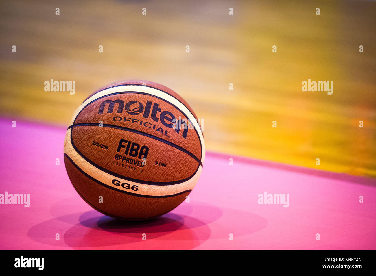 Basket-ball en fusion, la FIBA ballon officiel Photo Stock - Alamy
