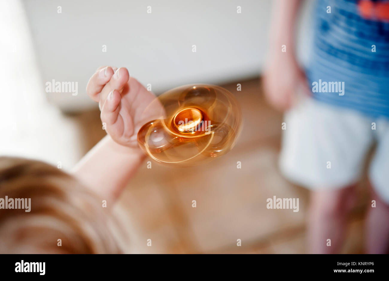 Part Spinner, également connu sous le nom de fidget spinner, un jouet qui améliore la concentration. C'est dit d'avoir une valeur thérapeutique et améliorer la concentration Banque D'Images