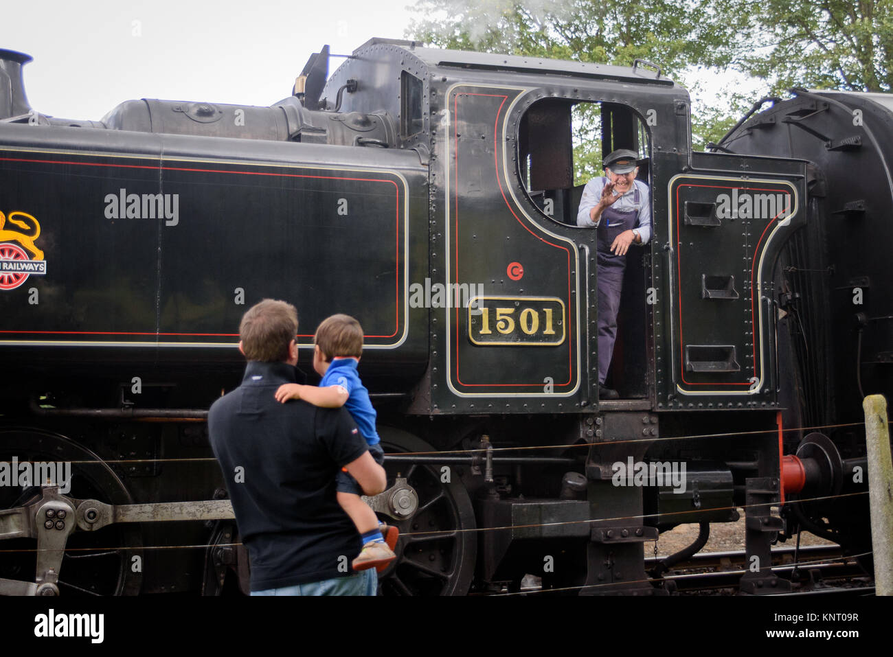 Le conducteur de train à vapeur 1501 la forme à un enfant et son père à Arley Railyway Station Banque D'Images