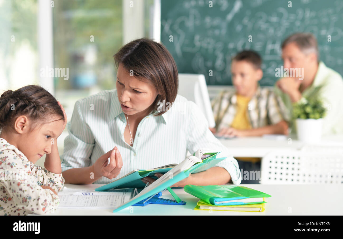 Des enseignants expérimentés qui travaillent avec des enfants Banque D'Images