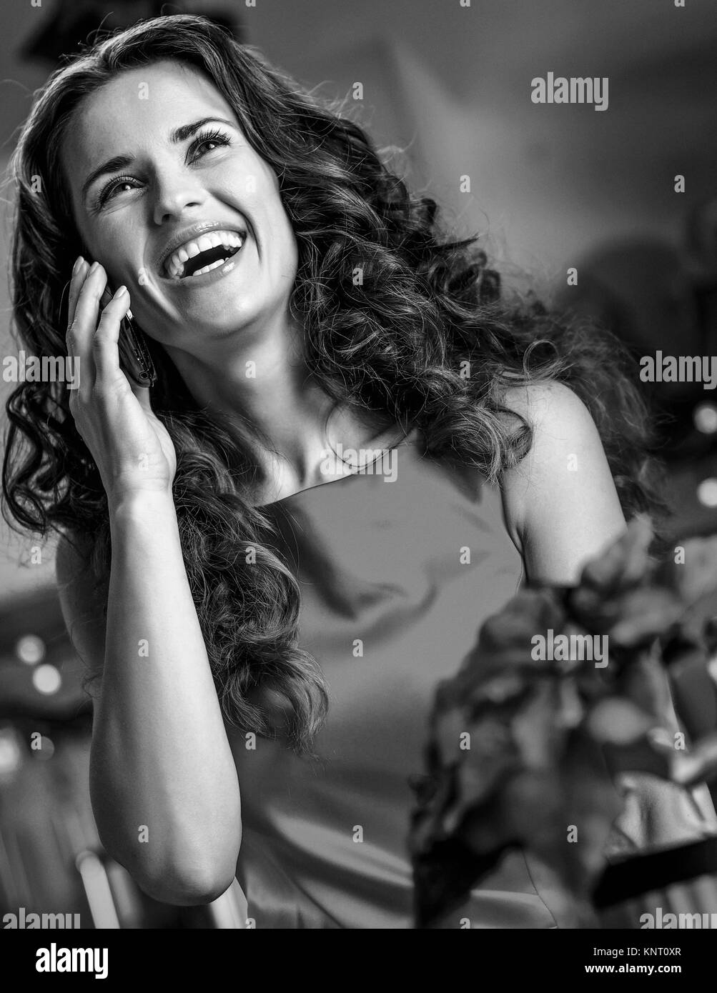 Happy housewife talking téléphone en cuisine Décoration de Noël Banque D'Images