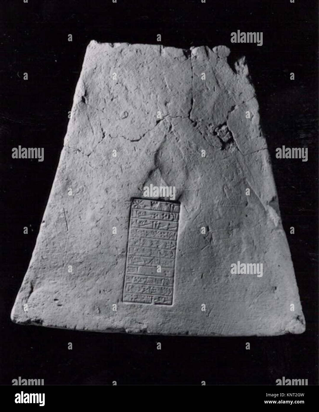 Cette brique inscrite enregistre les travaux de construction d'Ashurbanipal sur Ekur, le temple d'Enlil à Nippur, fournissant des informations historiques et architecturales. Banque D'Images