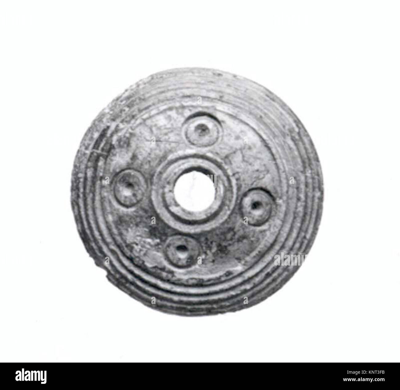 Il s'agit d'un bouton de la collection MET, catalogué ME34 107 129 323083. C'est un objet décoratif ancien utilisé comme accessoire vestimentaire, reflétant le design historique et l'artisanat. Banque D'Images