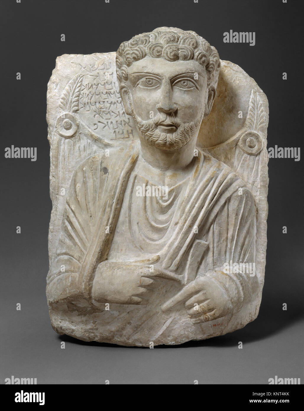 Relief funéraire de MET DT11852, représentant des figures ou des motifs liés aux pratiques funéraires, sculptés dans la pierre ou le plâtre. Banque D'Images