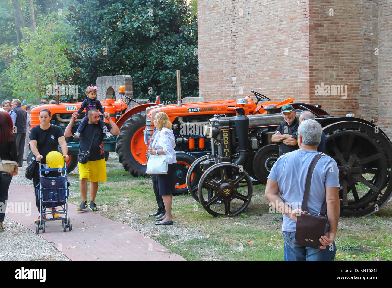 Spilamberto, Italie- Octobre 02, 2016 : les gens sur les véhicules agricoles, Exposition Banque D'Images