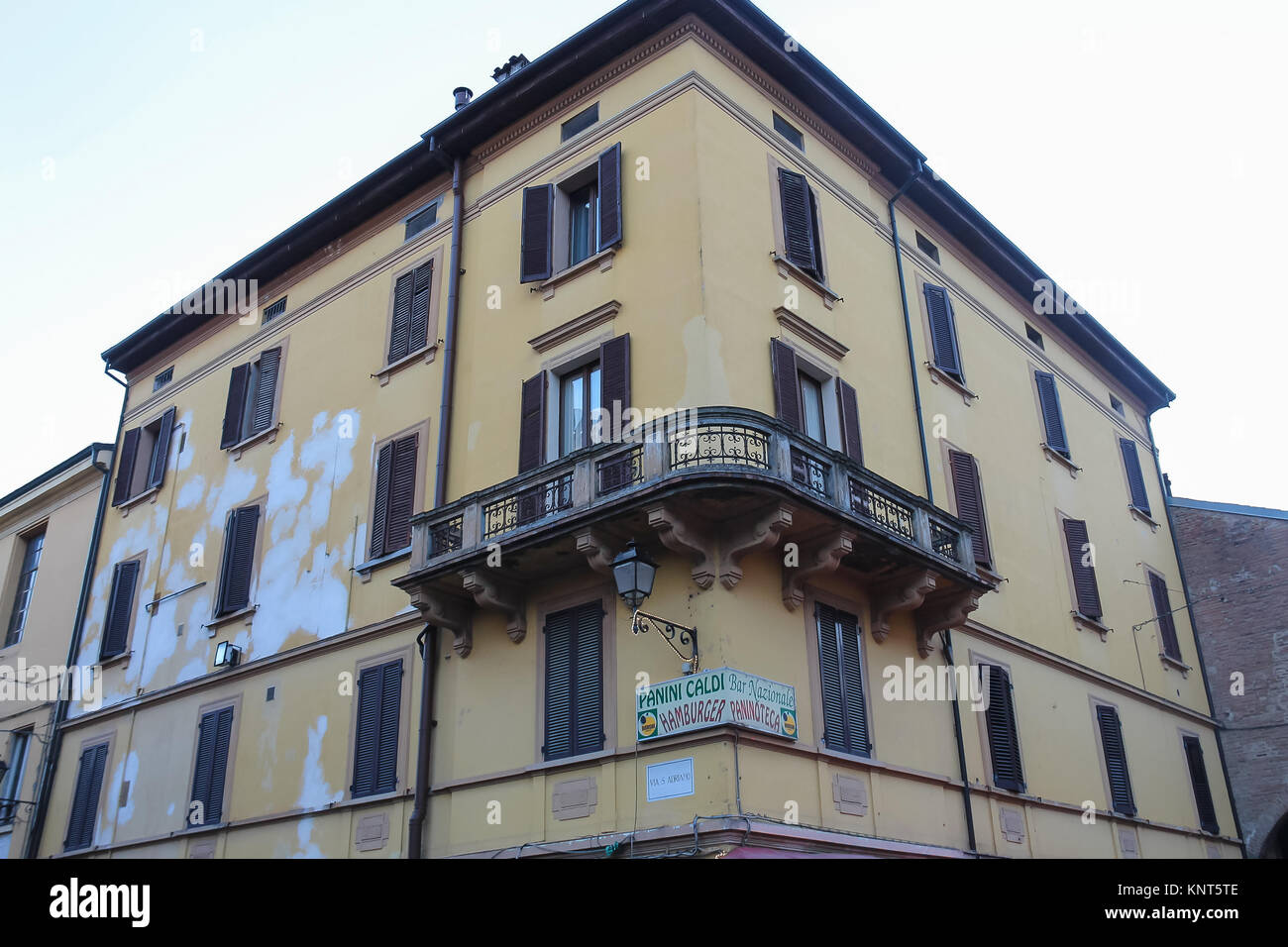 Spilamberto, Italie- Octobre 02, 2016 : immeuble ancien avec balcon d'angle en centre ville historique Banque D'Images