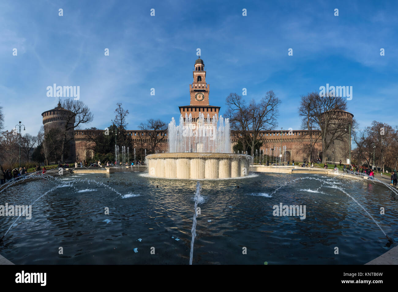 Le château des Sforza Milan Italie Monument Historique de l'architecture médiévale de ciel bleu d'Hiver Destination Voyage 2016 Visites Banque D'Images
