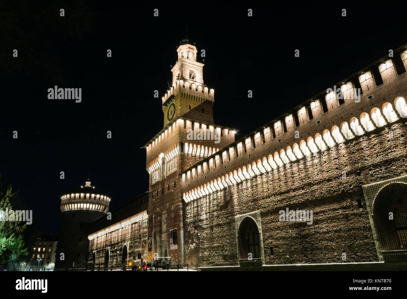 Le château des Sforza Milan Italie Monument Historique de l'architecture médiévale de ciel bleu d'Hiver Destination Voyage 2016 Visites Banque D'Images