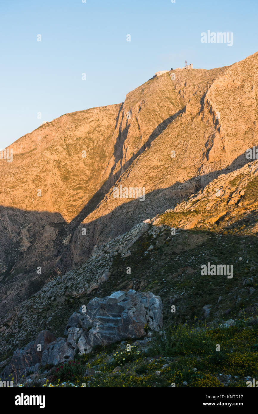 Prophète Ilias mountain et monastère à sunsrise, point le plus élevé de l'île de Santorin Banque D'Images