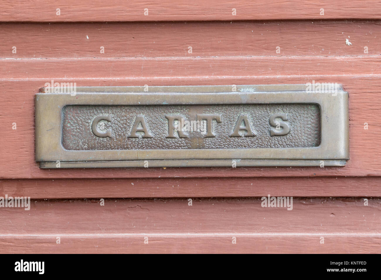 Ancienne boîte aux lettres rouillée avec le mot 'lettres' en espagnol "cartas' Banque D'Images