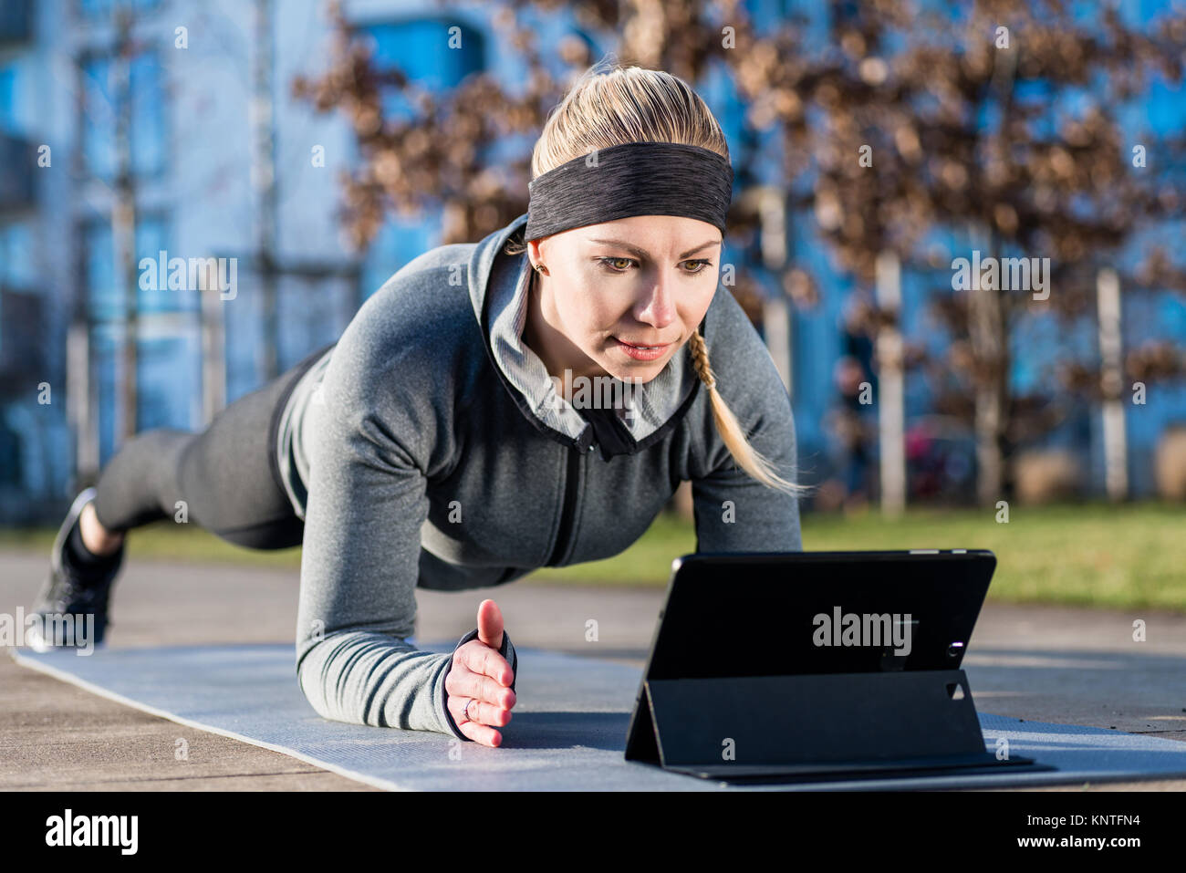 Jeune Femme regardant une vidéo de motivation dans l'exercice de la p Banque D'Images