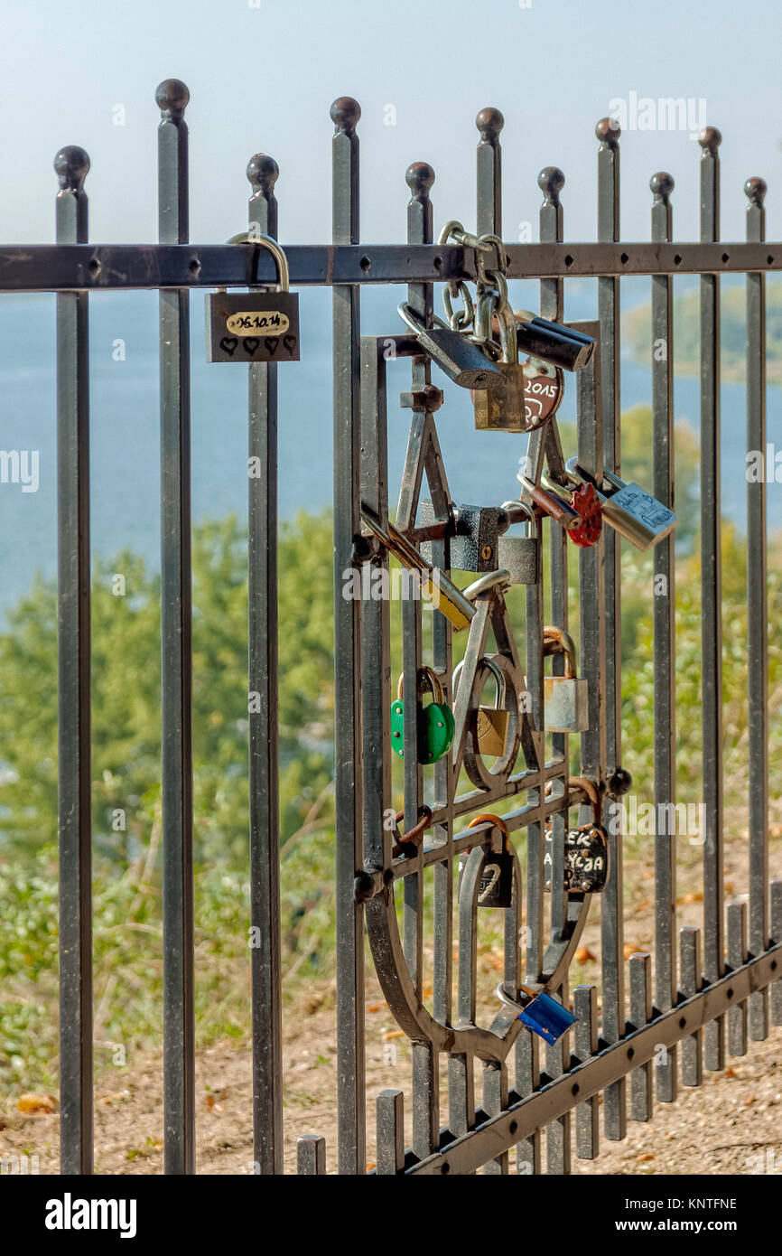 Cadenas d'amour sur la Colline Tumskie à Plock, Pologne Banque D'Images