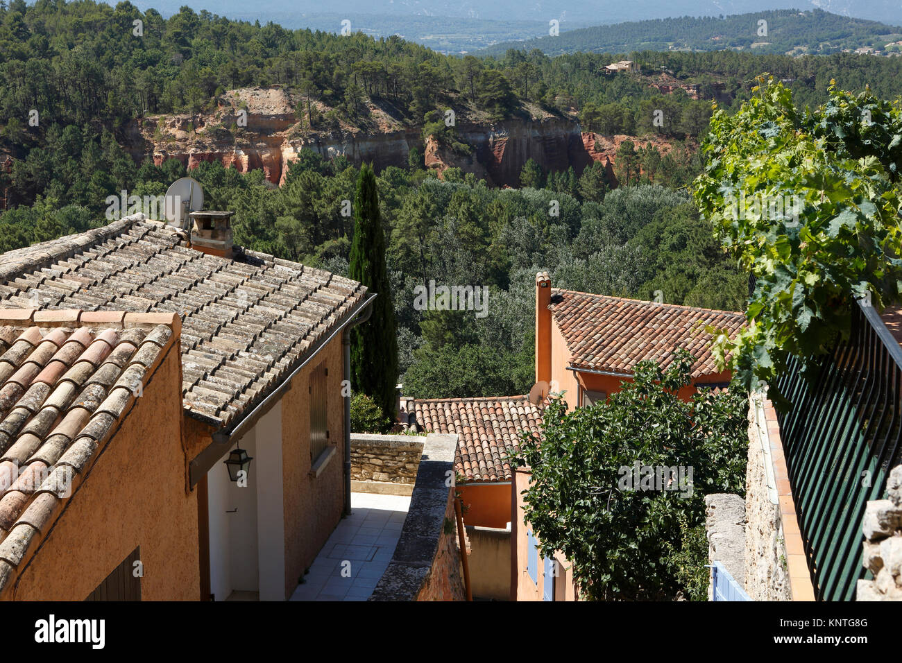 Vue sur la vieille ville, plus beaux villages de France, village rouge, Roussillon (Vaucluse), Provence-Alpes-Côte d'Azur, France Banque D'Images
