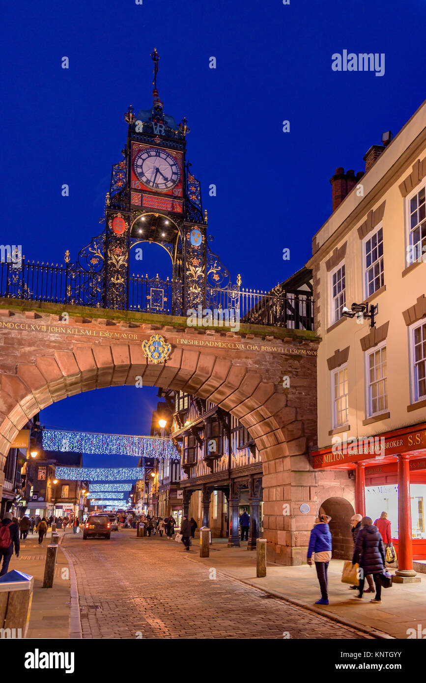 Eastgate clock sur le mur romain de Chester avec décorations de Noël. Banque D'Images