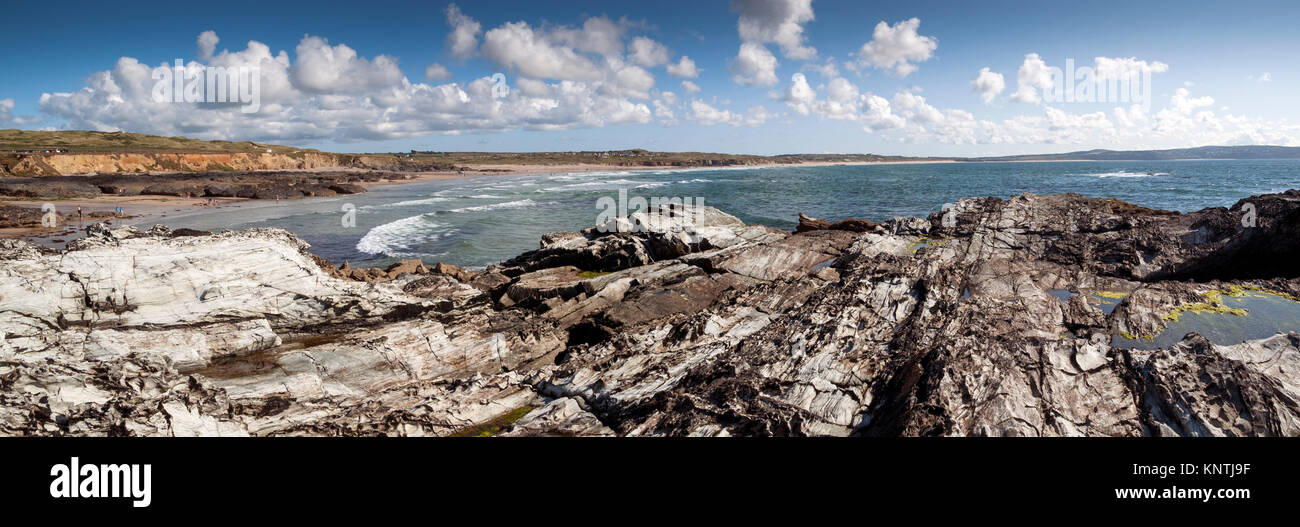 Vue panoramique de Gwithian Sands du haut de la falaise, robuste. Banque D'Images