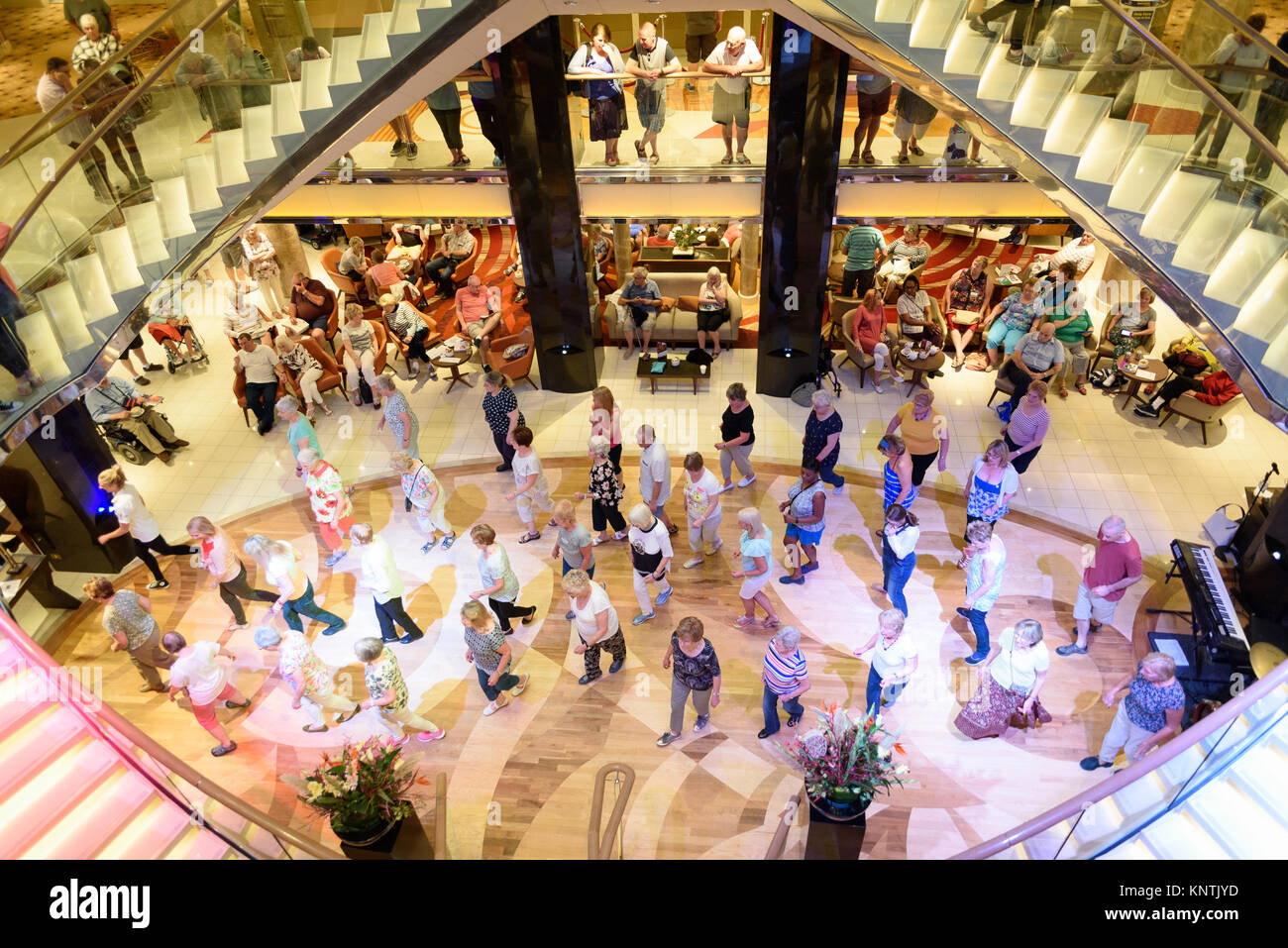 Danses de salon dans l'atrium principal de P&O Ventura Banque D'Images