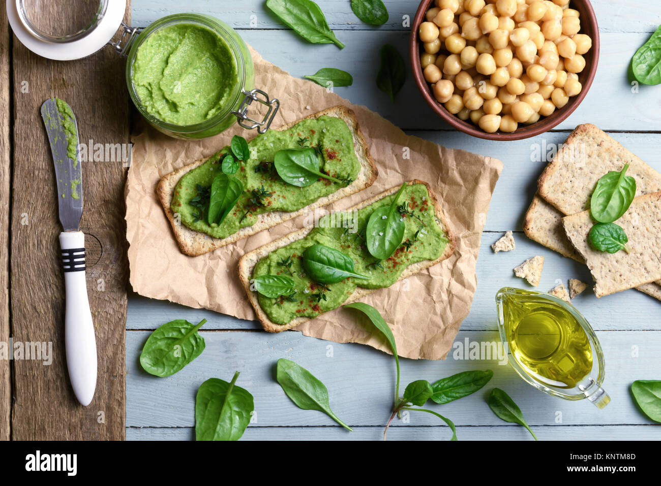 Deux crackers avec humus épinards vert Banque D'Images